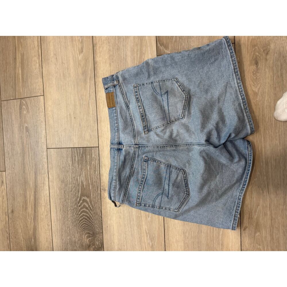 American Eagle light  wash relaxed  jean short size 10 - Picture 5 of 9